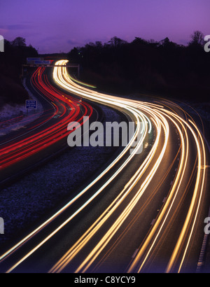 Verkehr-Scheinwerfer-Trails in der Abenddämmerung auf der Autobahn A1/M Leeds Yorkshire UK Stockfoto