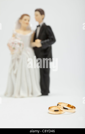 Hochzeit-Figuren und Trauringe, Studio gedreht Stockfoto