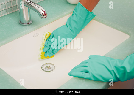 USA, Illinois, Metamora, close-up Frau in Latex Handschuhe Reinigung Badezimmer Waschbecken Stockfoto