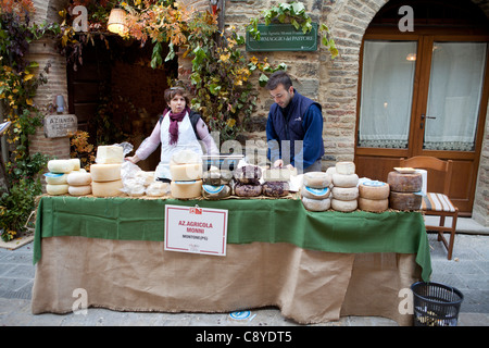 Hirten aus Sardinien verkaufen Pecorino-Käse ihrer Produktion auf temporäre Bauernmarkt in Montone, Umbrien, Italien Stockfoto