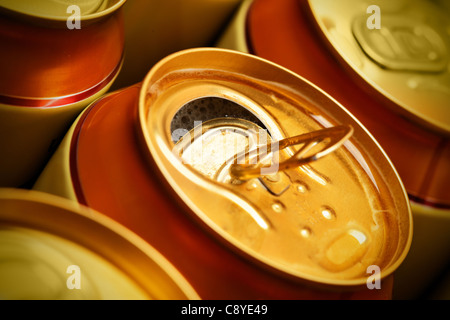 Geöffnete Bierdose mit Schaum. Flachen DOF! Stockfoto