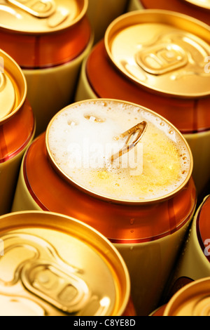 Hautnah kann geöffnete Bier mit Schaum Stockfoto