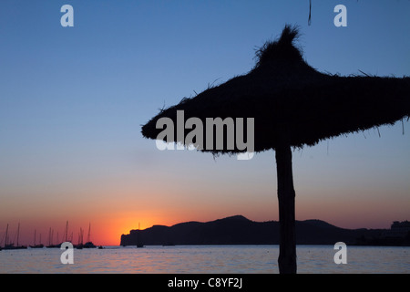 Santa Ponsa Strand Mallorca Balearen Insel Mallorca Sonnenuntergang am Meer-Regenschirm-Silhouetten Stockfoto