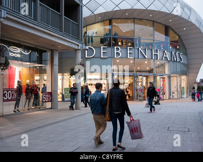 Die Arc Einkaufszentrum Bury St Edmunds Suffolk England UK zeigt Debenhams Shop und Shopper Stockfoto