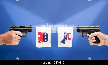 Studioaufnahme von Waffen mit politischen Parteien Symbole Stockfoto