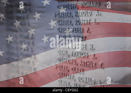 Veteranen-Namen gegen die amerikanische Flagge Stockfoto