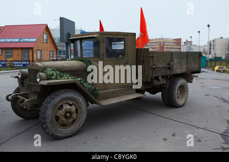 Sowjetischer LKW ZIS-5 mit roten Fahnen am 4. November 2011 in Sankt-Petersburg, Russland. Stockfoto