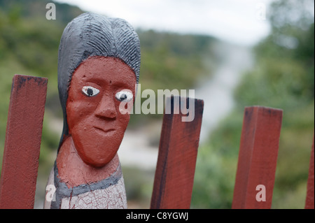 Maori Frau Gesicht schnitzen. Whakarewarewa thermal Village, North Island, Neuseeland Stockfoto