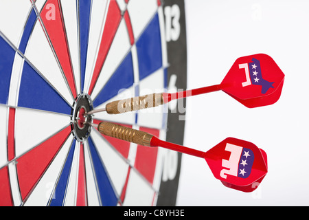 Studioaufnahme von Darts mit politischen Parteien Symbole in Scheibenmitte Dartscheibe Stockfoto