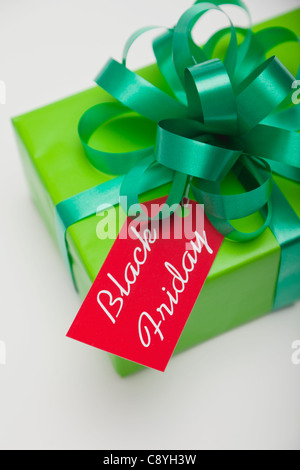 Studioaufnahme des Geschenks mit Black Friday-tag Stockfoto