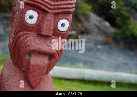 Maori Gesicht schnitzen. Whakarewarewa thermal Village, North Island, Neuseeland Stockfoto