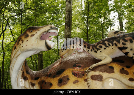 Deinonychus Angriffe Iguanodon in Leba Park (Dinosaurier Freizeitpark), Polen Stockfoto