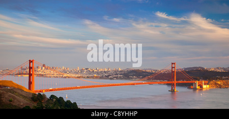 Letzten Strahlen der Abendsonne Glanz auf die Golden Gate Bridge, San Francisco, Kalifornien, USA Stockfoto