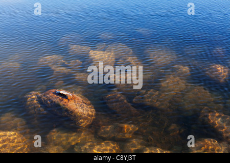 Felsbrocken auf dem Boden des Lake Itasca in Minnesota, USA, Quelle des Mississippi River. Stockfoto