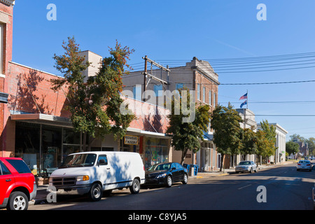 2. Straße hinunter in die Altstadt mit dem Rock und Blues Museum auf der linken Seite, Clarksdale, Mississippi, USA anzeigen Stockfoto