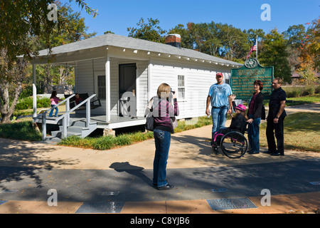 Touristen posieren für ein Foto vor Elvis Presleys Geburtsort Tupelo, Mississippi, Vereinigte Staaten Stockfoto