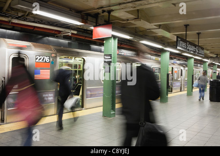 USA, New York State, New York City, verschwommene Menschen in New Yorker u-Bahn Stockfoto