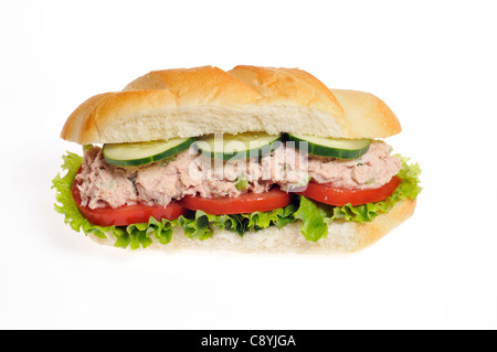 Thunfisch mayo Salat sub Sandwich mit Salat, Tomaten und Gurke auf einem weißen Rollen auf weißem Hintergrund, Ausschnitt. Stockfoto
