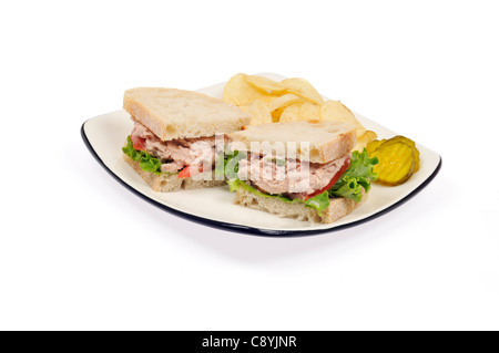 Thunfisch Salat mit Mayo Sandwich auf Weißbrot mit Salat, Tomaten, Pommes oder Chips und Pickles auf weißem Hintergrund. Stockfoto
