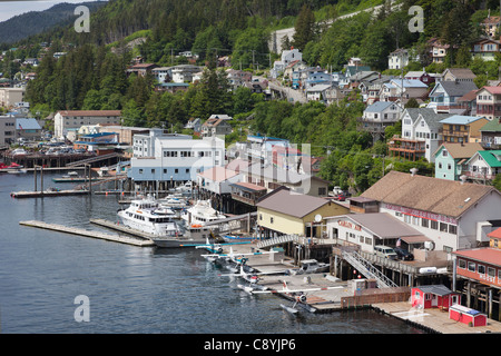 Ketchikan, Alaska mit Wasserflugzeug terminal im Vordergrund. Stockfoto