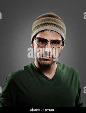 Ernster junger Mann Stockfoto