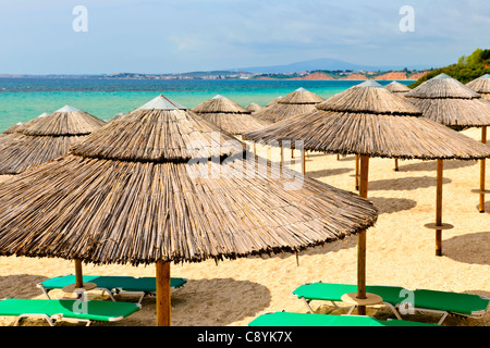 Sonnenschirme am Sandstrand Resort Küste in Griechenland Stockfoto