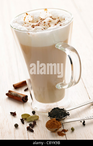 Chai Latte Tee-Getränk im Glaskrug mit Gewürzen gewürzt Stockfoto