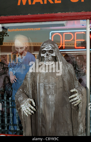 Ghoul vor einem Geschäft. Stockfoto