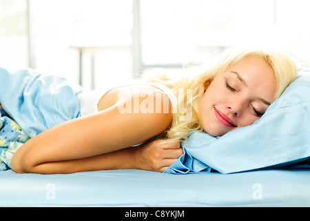 Junge Frau schlafen gemütlich im Bett in den Morgen Stockfoto