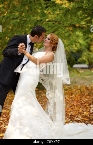 Braut und Bräutigam Porträt im Herbst im Freien. Stockfoto