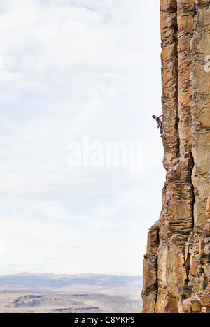 Ein Mann Klettern ein Basalt-Felsen in Zentral-Washington State, USA. Stockfoto