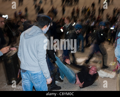 Paris, Frankreich, "besetzen La Défense' Demonstration gegen Gier und Korruption der Regierung, Lager der französischen Bereitschaftspolizei vertrieben zu werden, C.R.S., Paris Aufstand Stockfoto