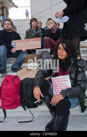 Paris, Frankreich, Occupy La Défense Demonstration, gegen Gier der Unternehmen und Korruption der Regierung, französische Holding unterzeichnet, junge Menschen protestieren gegen Aktien Stockfoto