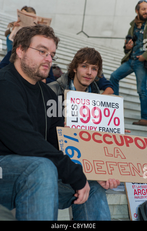 Paris, Frankreich, "Besetzen La Défense" Demonstration, gegen Corporate Gier und Korruption, Französisch Teenager halten Protest Zeichen, "Wir sind die 99 %" Stockfoto