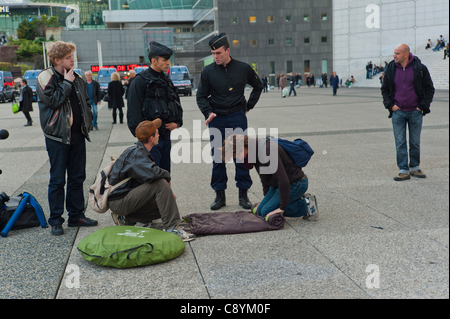 Paris, Frankreich, Occupy La Défense Demonstration, gegen Gier der Unternehmen und Korruption der Regierung, Aufbruch der Lagerhaltung durch die französische Polizei für Aufruhr, C.R.S., Jugendliche, die gegen Aktien protestieren Stockfoto