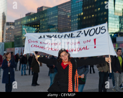 Paris, Frankreich, "Occupy La Défense"-Demonstration gegen Gier der Unternehmen und Korruption der Regierung, französische Teen Holding-Zeichen "Wir sind hier, um die Welt zu verändern", junge Menschen protestieren gegen Aktien Stockfoto