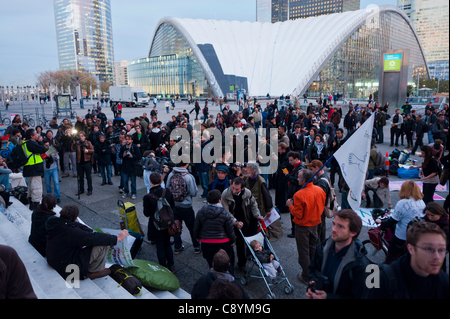 Paris, Frankreich, "Occupy La Défense" Demonstrationsmassen, gegen Gier der Unternehmen und Korruption der Regierung, Menschenmenge von hinten, Proteste, junge Menschen protestieren gegen Aktien Stockfoto