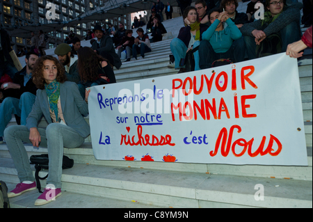 Paris, Frankreich, Demonstration "Occupy La Défense", gegen Gier und Korruption der Regierung, Franzosen mit Protestzeichen. Stockfoto