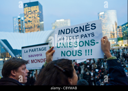 Paris, Frankreich, "Besetzen La Défense" Demonstration, gegen Gier und staatliche Korruption, Französisch halten Protest Zeichen "Bedürftige aller Länder vereinigt euch!" Stockfoto