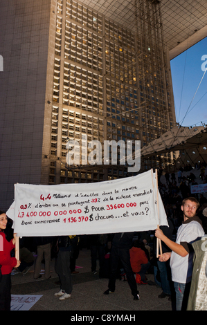 Paris, Frankreich, "La Défense zu besetzen" Demonstration gegen Gier und Korruption, Französisch Teenager halten Banner Stockfoto