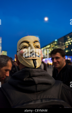 Paris, Frankreich, "La Défense zu besetzen" Demonstration gegen Gier und Regierung Korruption Vendetta Maske, Symbol der Bewegung Stockfoto