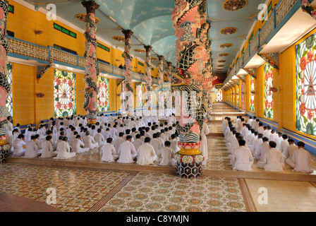 Asien, Vietnam, Tay Ninh nr. Ho-Chi-Minh-Stadt (Saigon). Cao Dai Heiligen Stuhls in Tay Ninh. Cao Dai-Zeremonie im Gebetssaal der t... Stockfoto