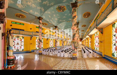 Asien, Vietnam, Tay Ninh nr. Ho-Chi-Minh-Stadt (Saigon). Cao Dai Heiligen Stuhls in Tay Ninh. Cao Dai-Zeremonie im Gebetssaal der t... Stockfoto