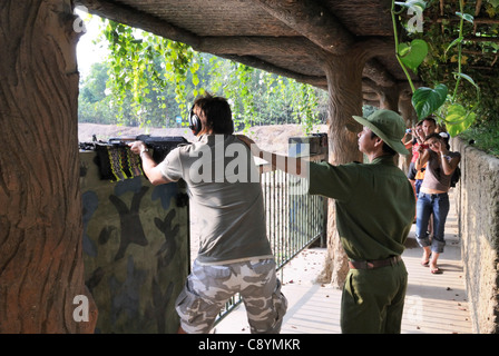 Asien, Vietnam, Cu Chi nr. Ho-Chi-Minh-Stadt (Saigon). Cu Chi Tunnel. Touristen, die sich an einer Schießbude genießen... Stockfoto