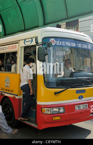 Asien, Vietnam, Nha Trang. Einen öffentlichen Bus betreten... Stockfoto