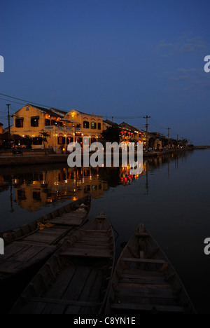 Asien, Vietnam, Hoi An. Hoi eine Altstadt. Blick über Thu Bon Fluss auf der schönen Bach Dang Uferpromenade mit der R... Stockfoto