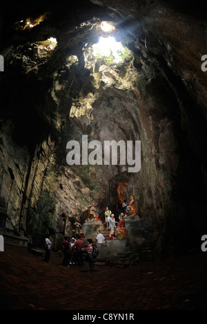 Asien, Vietnam, in der Nähe von Da Nang. Die größte Höhle Dong Huyen Khong innerhalb der berühmten buddhistischen Heiligtümer im Ngu Hanh Son oder... Stockfoto