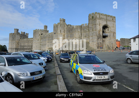 geparkten Polizei Auto Caernarfon Castle Gwynedd Nord-wales Stockfoto