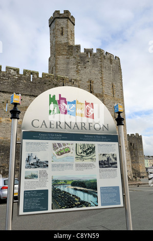 Caernarfon Castle mit touristischen Informationen Karte Zeichen Gwynedd Nord wales uk Stockfoto