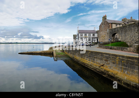 Ein Blick auf die Menai strait und The Anglesey Arms Hotel Pub Caernarfon Gwynedd Nord wales uk Stockfoto